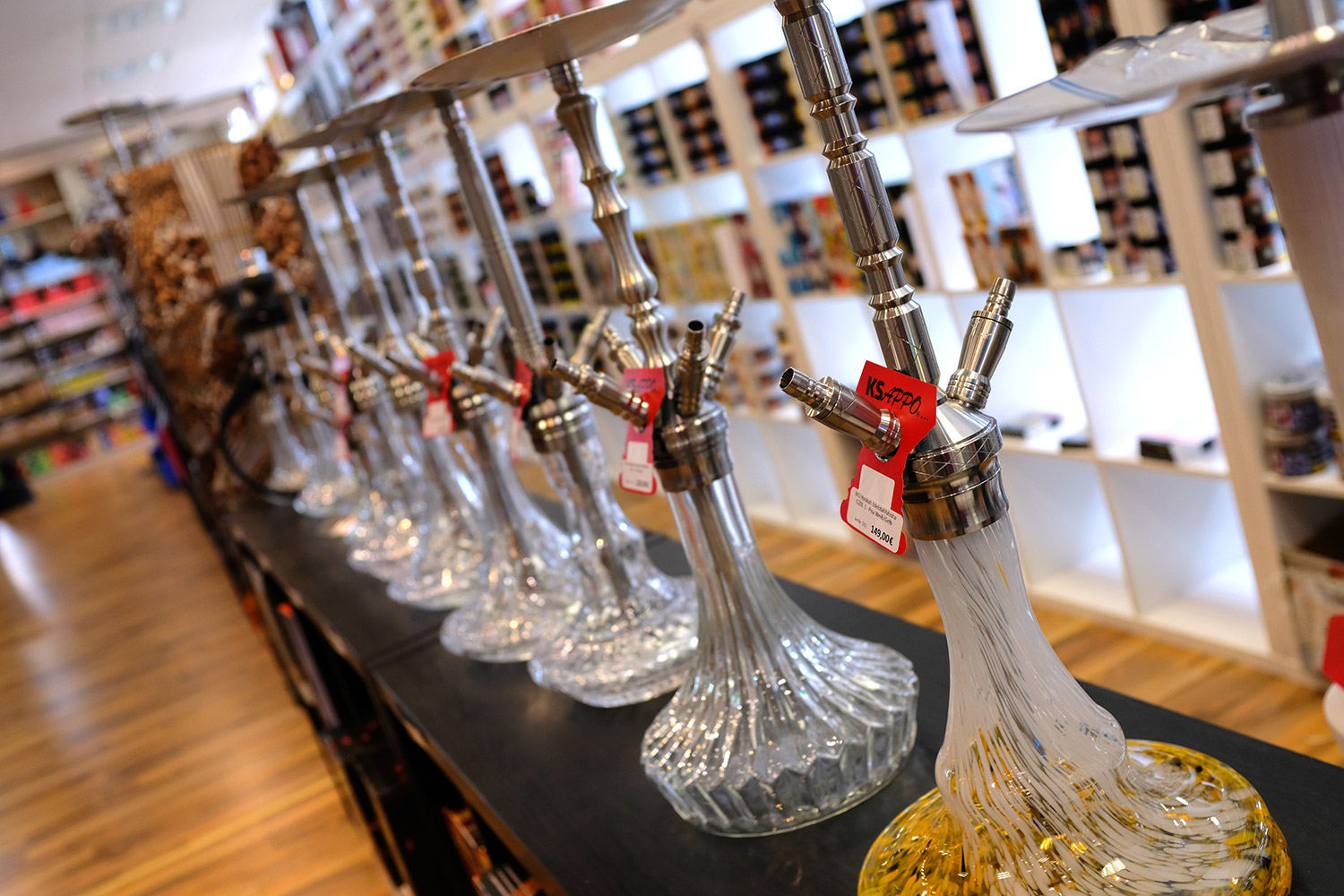 Moderne Shishas und Regale mit breitem sortierten Tabaksorten in der Ladenverkaufsfläche vom Shisha-Nil Store in Eppelheim als Symbolbild für die Store-Seite.